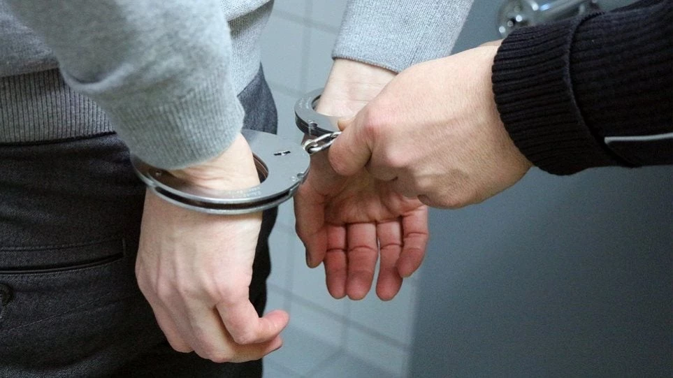 Ρουμάνος σάτυρος έκανε «επίδειξη» σε ανήλικα κορίτσια στην Θήβα!